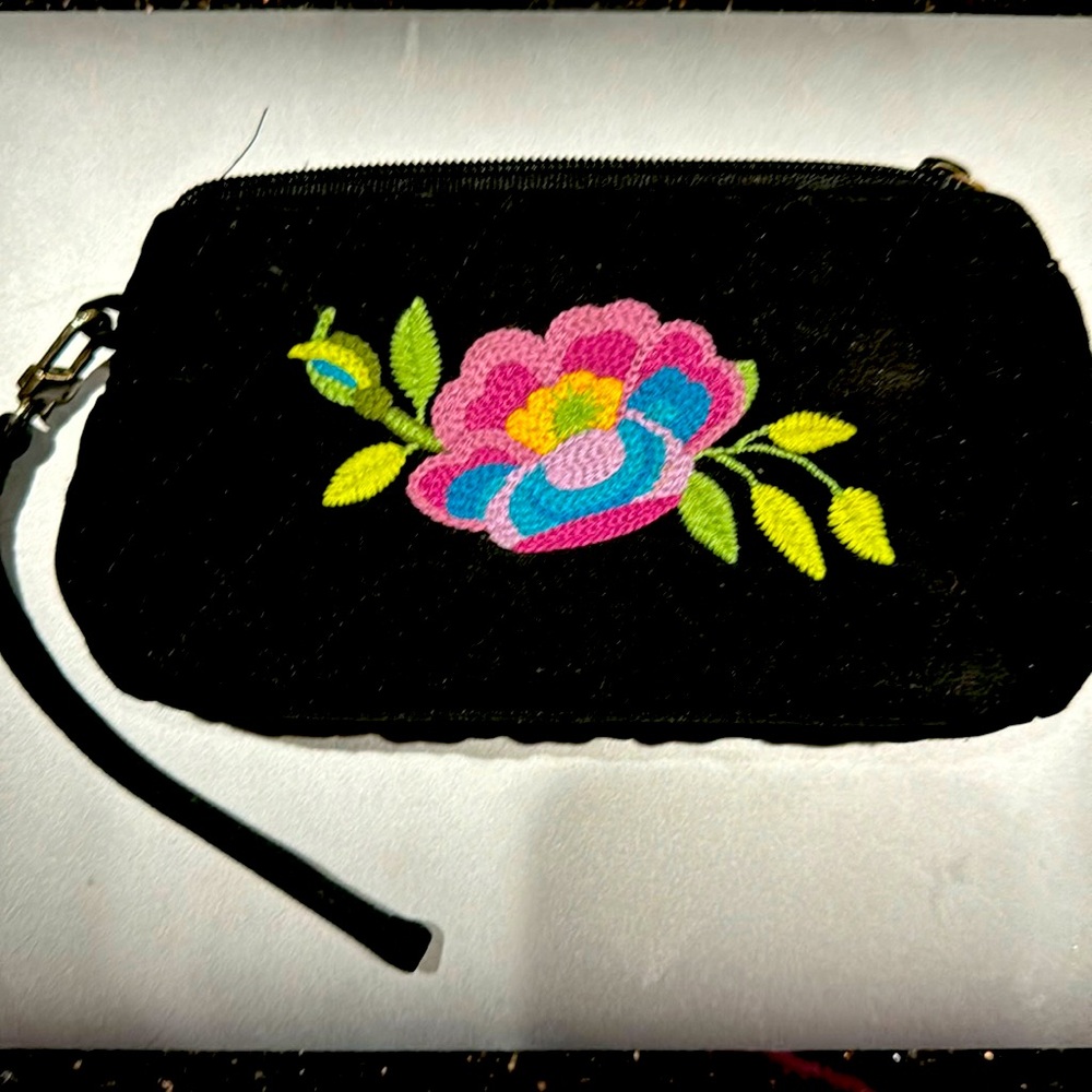 Vera Bradley wristlet.slightly used   Smoke free environment
